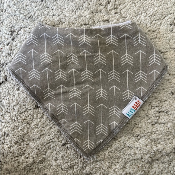 Alva Baby Gray Arrow Bandana Bib - Picture 1 of 3